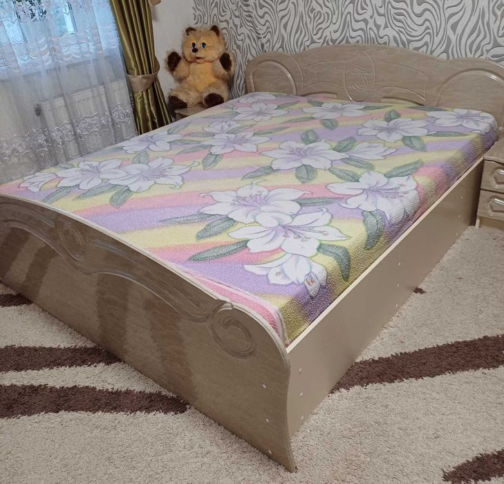 Продам ліжко двоспальне і дитячий диванчик