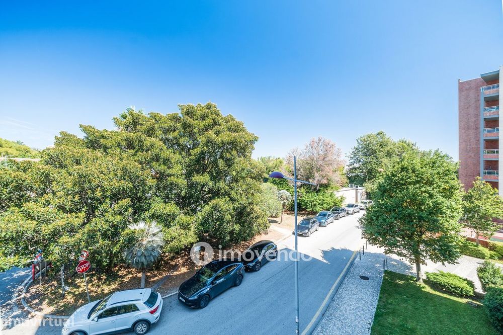 Apartamento T2 moderno, com garagem e varanda enorme, na Malvarosa