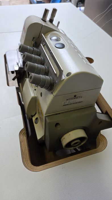 Overlock przemysłowy Pfaff