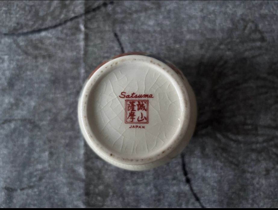 Jarra Satsuma porcelana bege e vermelha