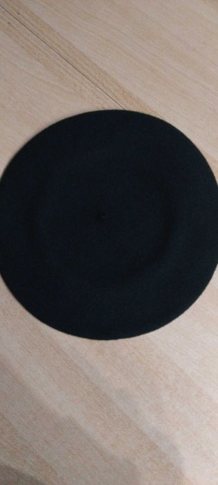 Beret z antenką w kolorze ciemnozielony.