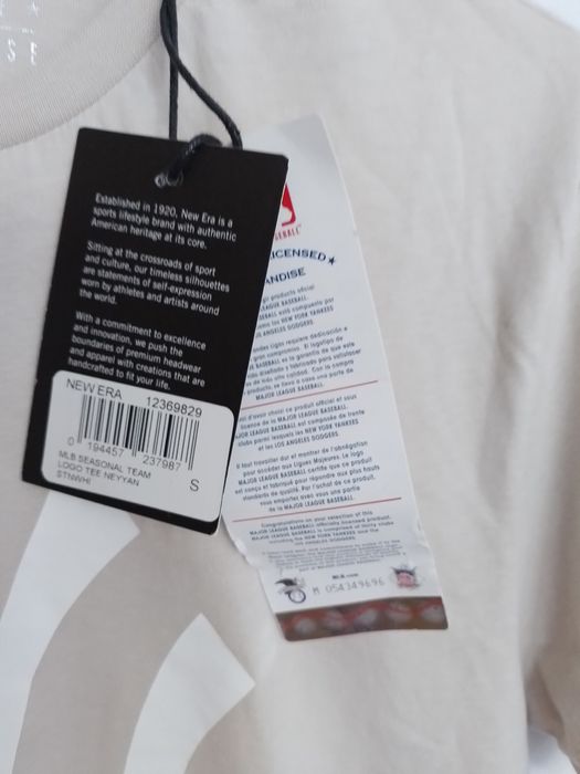 T-shirt nova com etiqueta New Era