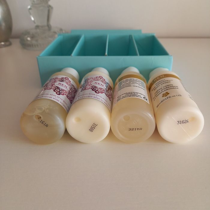 Luksusowy zestaw Ren clean skincare róża neroli grejpfrut żel pod prys