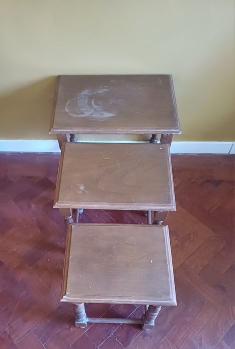 Conjunto de 3 pequenas mesas em madeira maciça