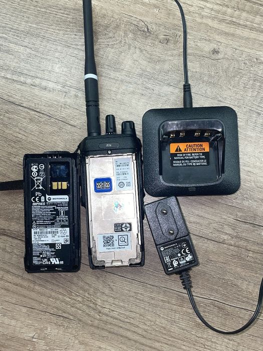 Продам рацію Motorola R7a VHF AES 256 + зарядка (стакан)