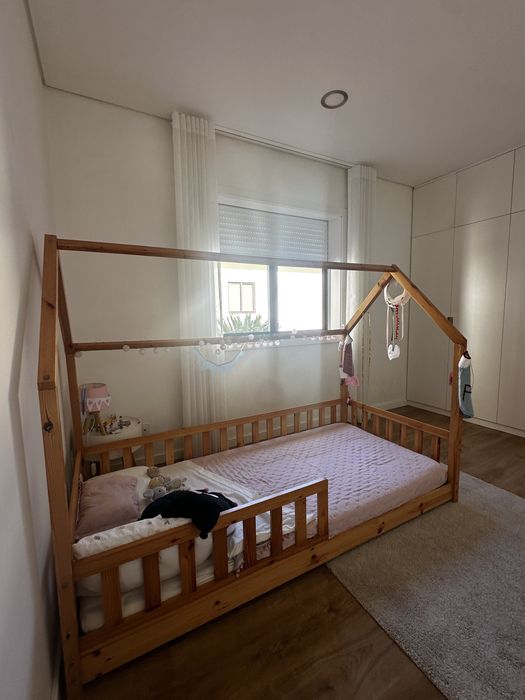 Cama em madeira formato Casa