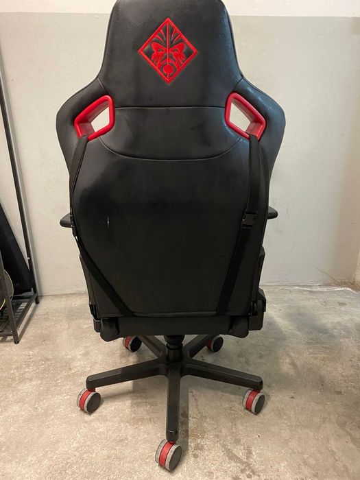 Cadeira Gaming HP OMEN Elevador a Gás Classe 4 - Preto e Vermelho