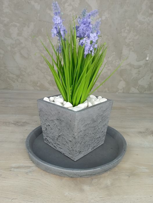 Бетонні вазони та кашпо