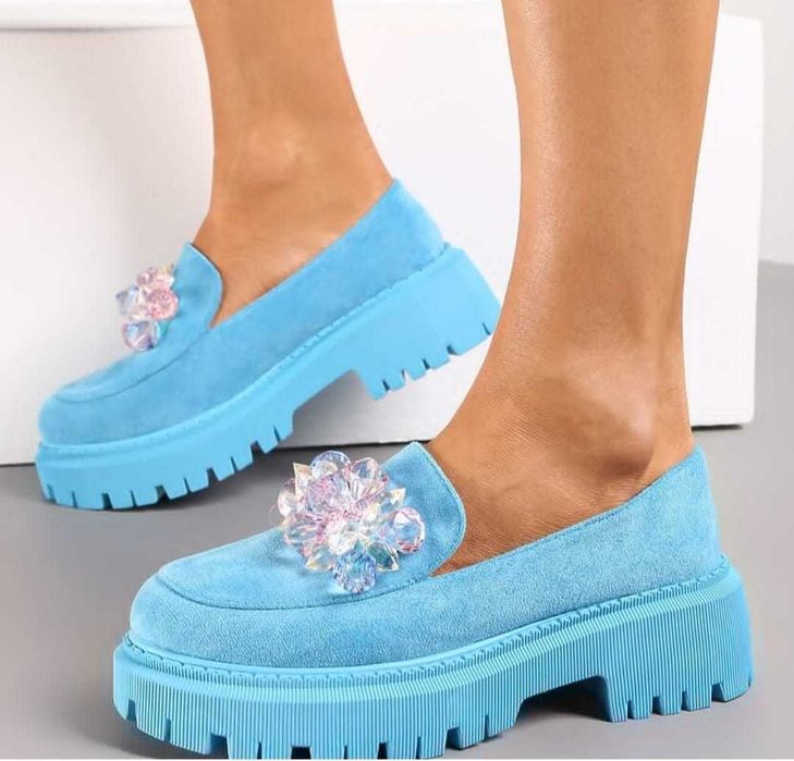 Niebieskie mokasyny z kamieniami na platformie rozmiar 40
