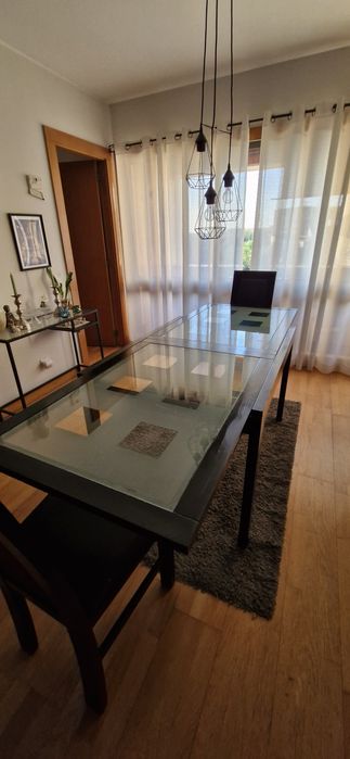 Mesa de sala extensivel com tampo em vidro