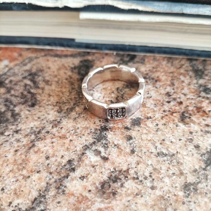 Anel em prata com contraste.