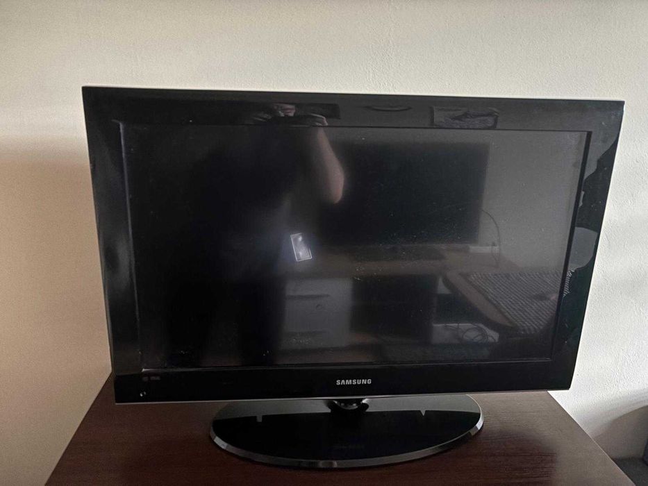 Telewizor LCD Samsung 32 cale z pilotem – sprawny