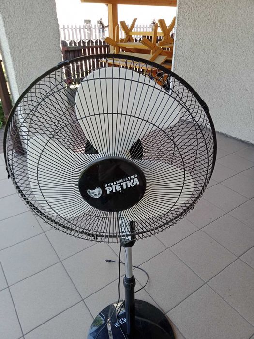 duży wentylator wolnostojący