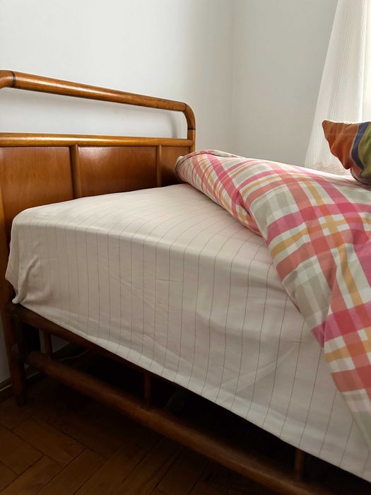 2 Camas Solt. 100cm larg. c Colchão + Mesa de Cab. | Sem Marcas de Uso