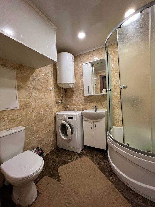 Посуточно  2 комн. Центр , площадь.