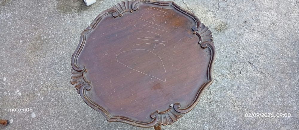 Mesa de apoio antiga a precisar de pintura medidas 56×35