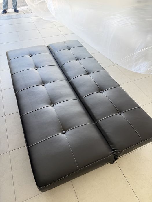 2 Sofas cama - pele sintetica