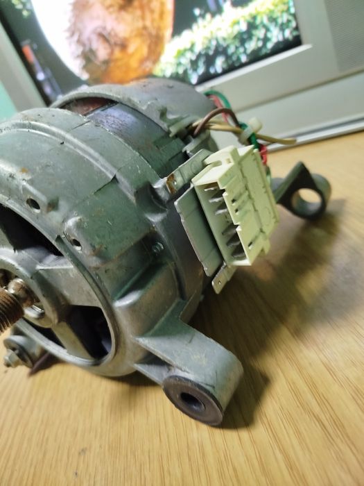 Мотор б/у на стиральную машину Ariston avsl80  в идеальном состоянии !