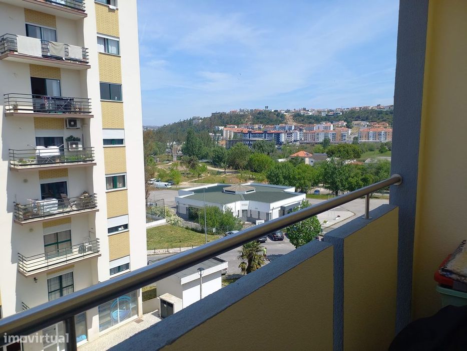 Apartamento T2 com 102 m², localizado na Guimarota, em Leiria.