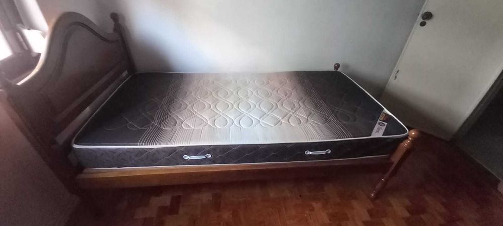 Cama maciça com colchão