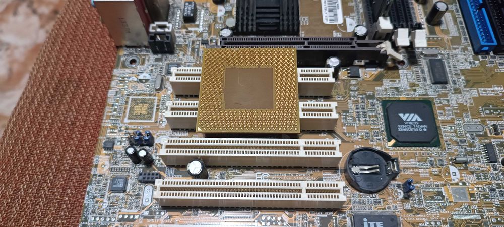 Комплект Asus a7v8x-x. amd athlon axda2400dkv3c. DDR 256mb