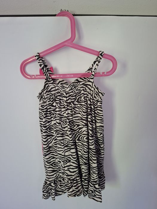 H&M Sukienka dziewczęca rozmiar 92
 Sukienka dziewczęca
 rozmiar 92
Stan bardzo dobry 
Długość 55 cm 
Paszki 25 x 2 cm