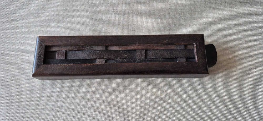 Caixa de madeira com faca corta papel