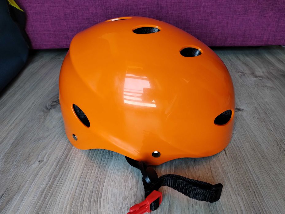 kask do sportów wodnych, nie użuwany.