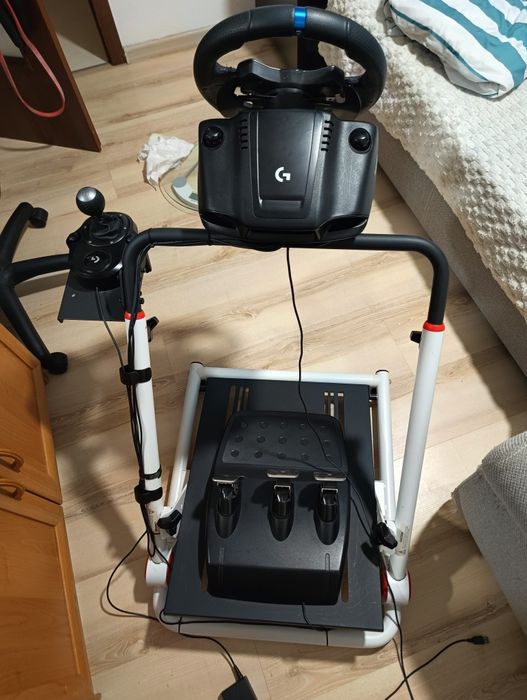 Komplet G923 TrueForce do PS5 lub PC z pedałami, shifterem i metalowym stojakiem