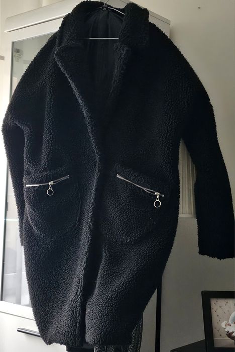 Płaszcz czarny z imitacji futra
