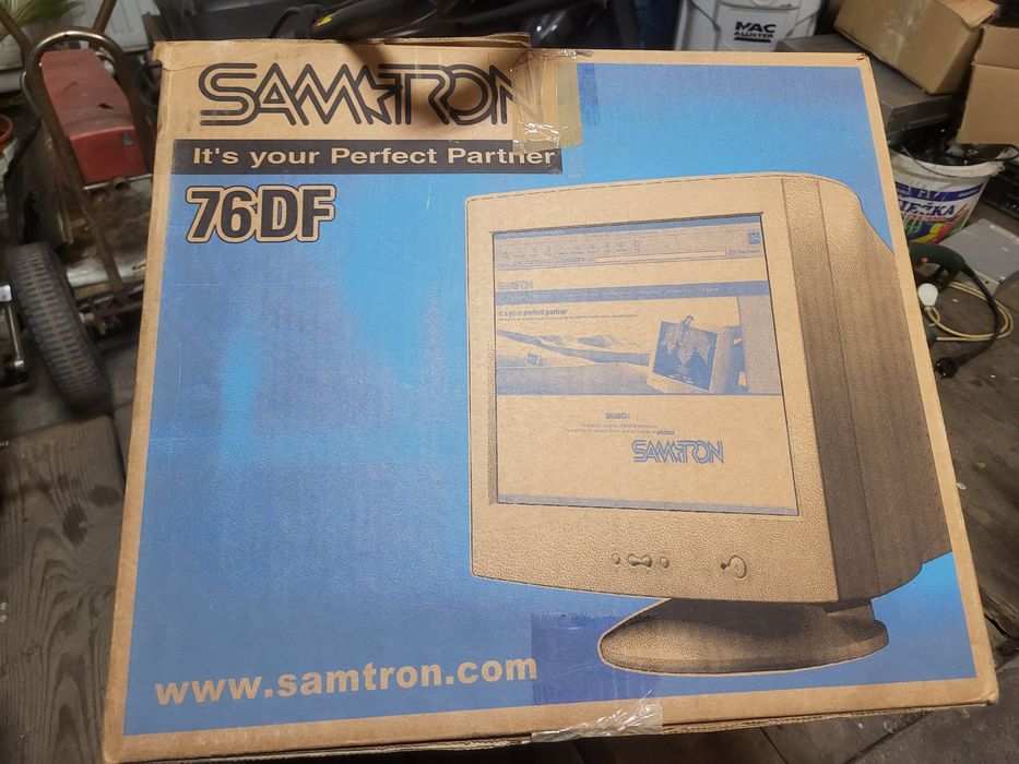 Monitor komputerowy Samtron 76DF dedykowany do gier  retro
