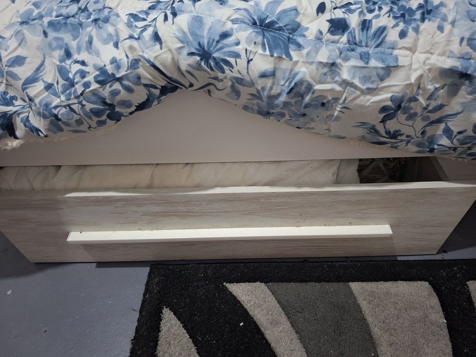 Cama com gavetao e gavetas de arrumacao