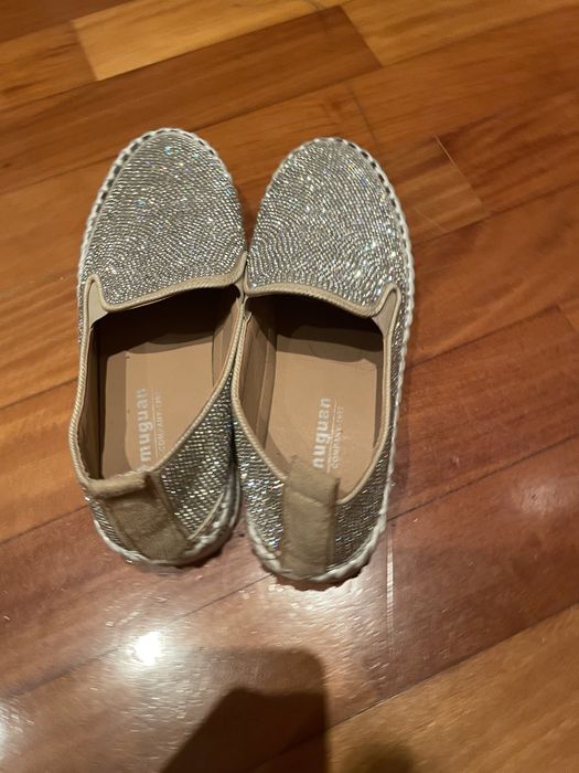 Alpercatas tipo tenis com brilhantes