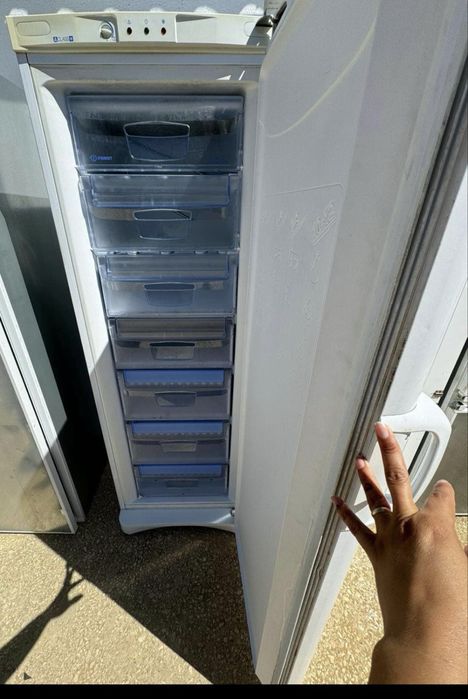 Congelador vertical indesit