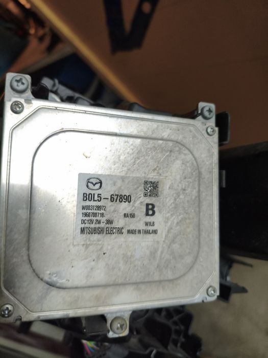 Farol LED  direito com apoios partidos Mazda 3 skyative