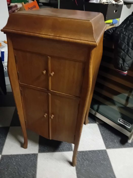 Stary gramofon szafkowy