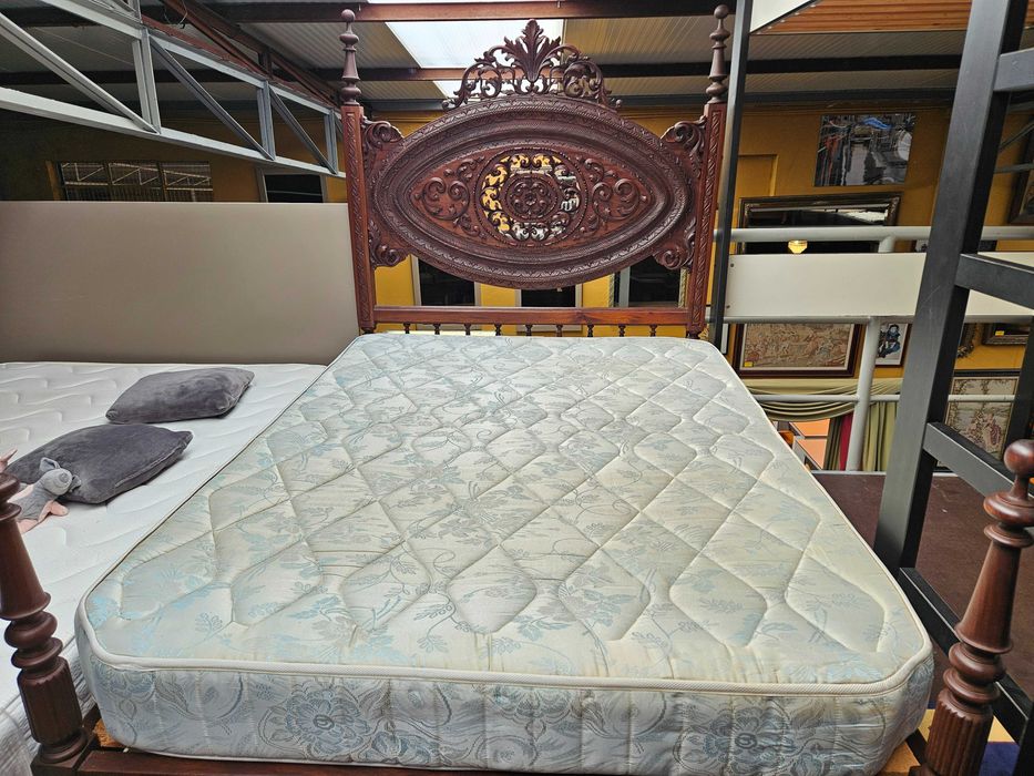 Cama em madeira com estrado e colchão - Muito bom estado geral