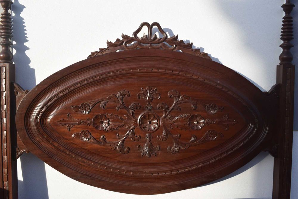 Cama antiga sem colchão com cabeceira trabalhada