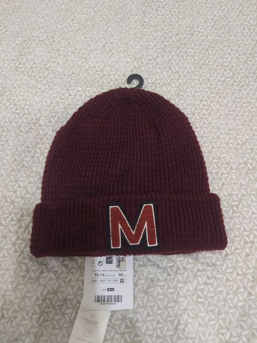 Стильна шапка від Zara