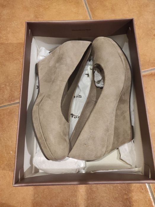 Женские туфли на танкетке