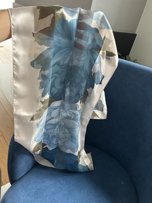 Szal błyszczący kwiatowy motyw