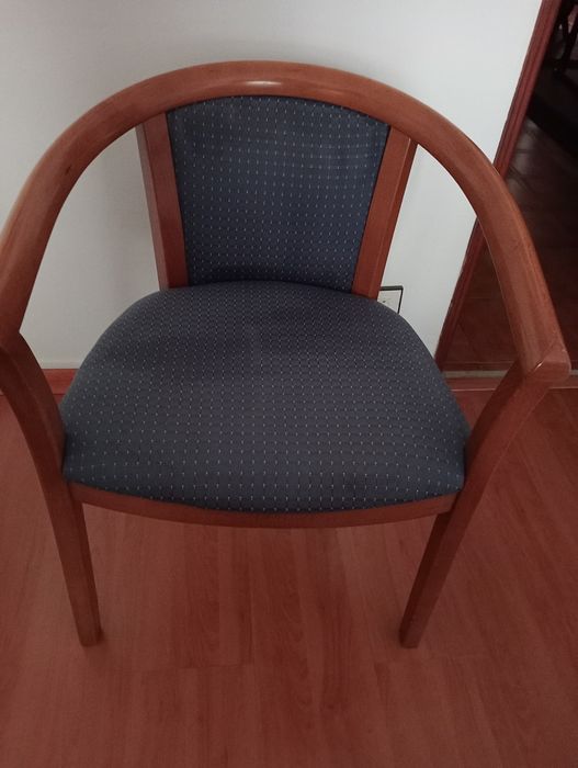 Cadeira em madeira maciça