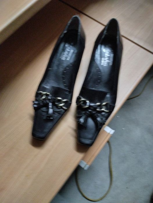 Sapatos pretos com franjas