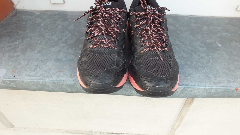 Super buty sportowe marki Asics gel fujitrabuco 6 roz 40,5