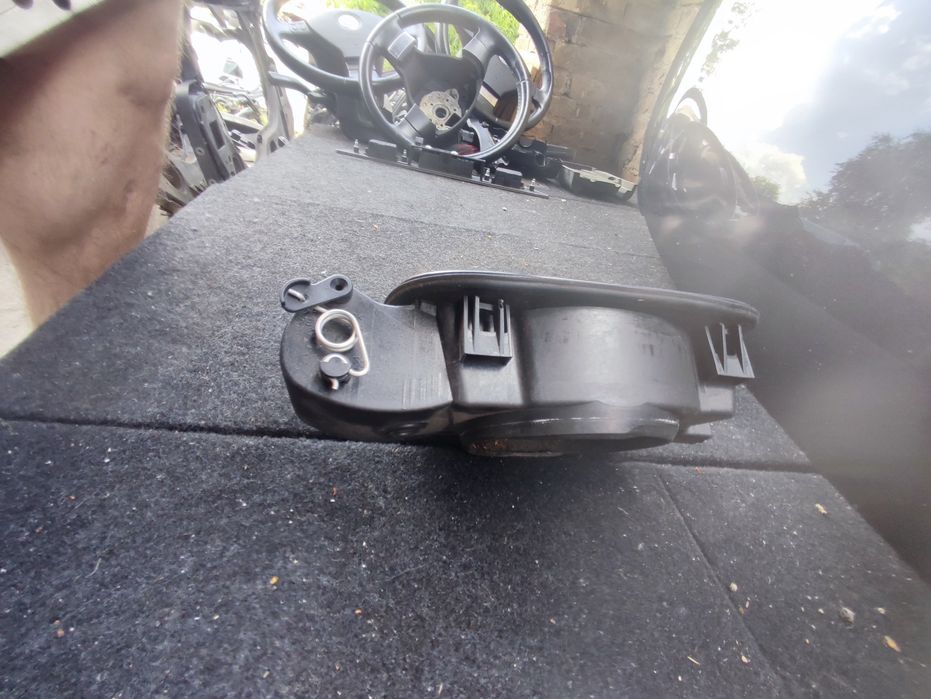 Кришка бензобаку зовнішня АУДІ А6 С6  2.7 ТДІ