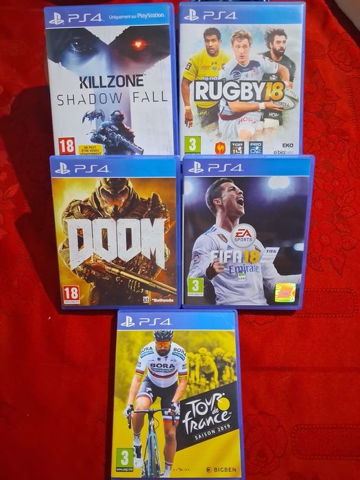 PlayStation 4 (PS4) + Comando + Pack de 5 Jogos + Cabos — Pronta a Jog