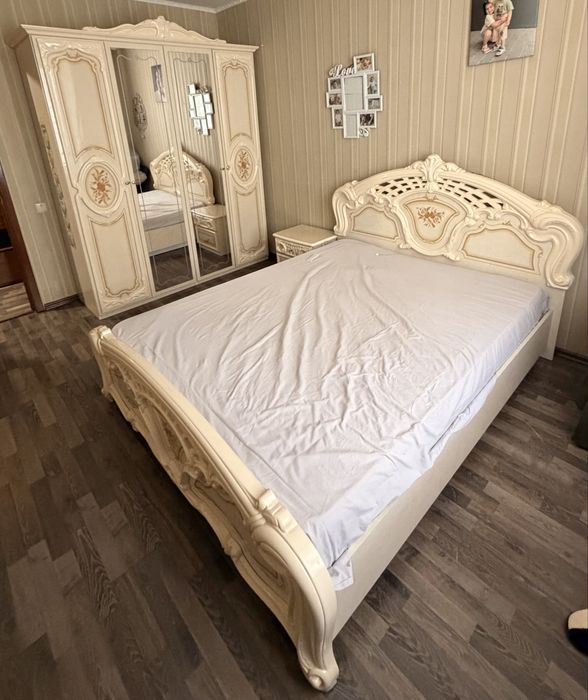 Спальня в сборе,матрас ,двухспальная кровать ,шкаф,тумба