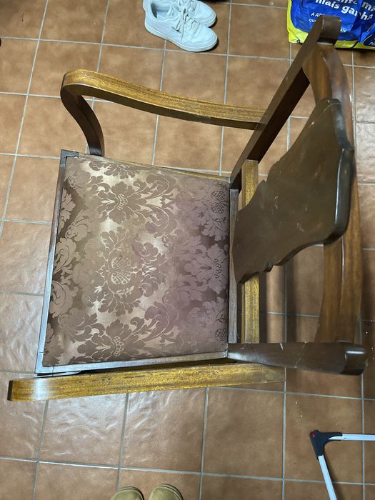 Cadeira de madeira com tecido