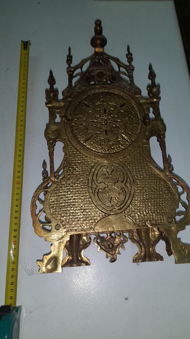 Relógio de mesa em metal