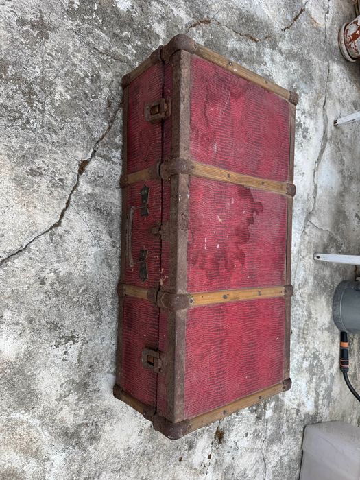 Maleta antiga, c patine, ideal para decoração depois de ser reparada